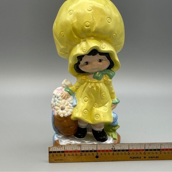 Vintage Bank Ceramic Yellow Bonnet Girl With Flowers  Figurine 1970s Kitsch - Picture 9 of 10
